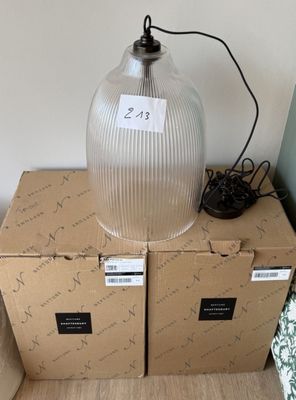 une lampe posée sur une boîte