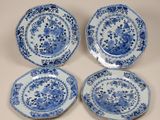 trois assiettes bleues et blanches ornées de motifs floraux