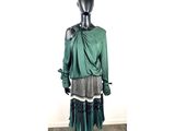 robe verte et noire sur un mannequin, un mannequin, un mannequin, un mannequin, un mannequin, un mannequin, un mannequin, un mannequin, un mannequin