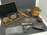 plusieurs objets posés ensemble sur une table