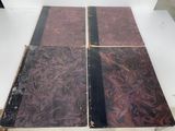 une table recouverte de deux nappes