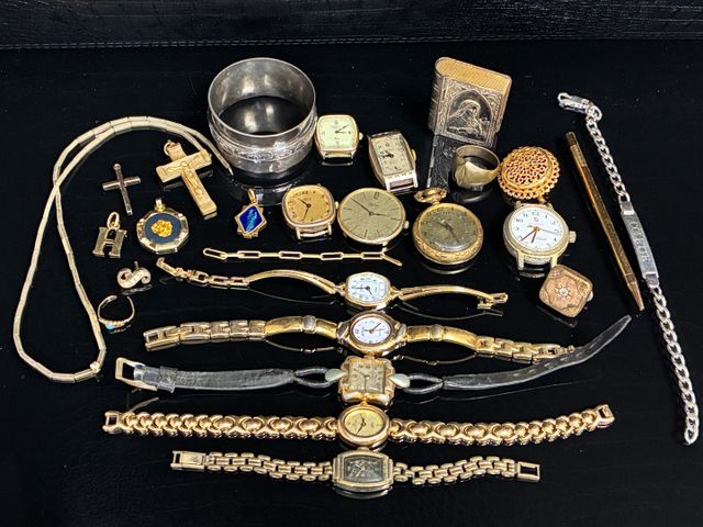 Lot fantaisie : neuf montres fantaisies (en l’état, incomplets), ...