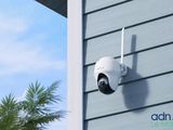 une image provenant d'une caméra de sécurité installée sur le mur latéral d'une maison