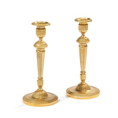 PAIRE DE FLAMBEAUX en bronze ciselé et doré. les bases de fo…