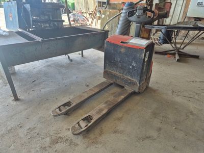 une photo d'un cariste dans un garage