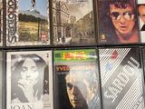 beaucoup de cd dans une boîte sur la table