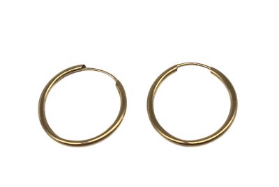 une paire de boucles d'oreilles en or sur fond blanc