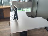 un bureau sur lequel est posé un écran d'ordinateur, dans un bureau