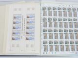 un livre ouvert avec des timbres sur une table