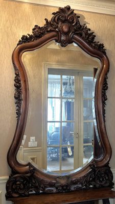 un miroir posé sur une table devant un miroir