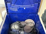 une boîte bleue contenant tout un tas de chaussures