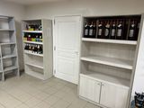 une pièce où les étagères sont remplies de bouteilles de vin