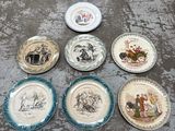 plusieurs assiettes à motifs différents sur une table