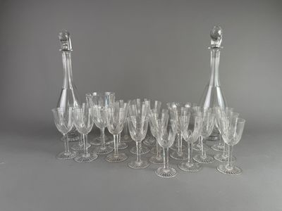 un assortiment de verres à vin et une carafe posés sur une table