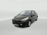 La petite voiture est garée dans une pièce blanche au sol blanc.