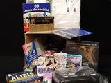 un tas d'objets divers posés sur une surface noire