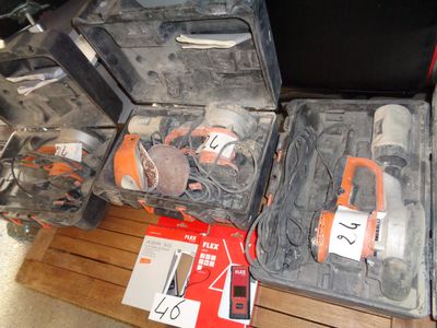 nombreux outils dans l'étui sur la table