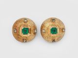 une paire de boucles d'oreilles en émeraude et diamant