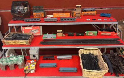 plusieurs types de trains miniatures sur une étagère