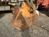 un gros plan d'un bulldozer auquel est attachée une chaîne