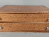 une petite boîte en bois posée dessus, avec trois tiroirs