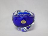 un vase en verre bleu orné d'une étiquette dorée