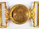 une boucle de ceinture en or ornée d'une couronne