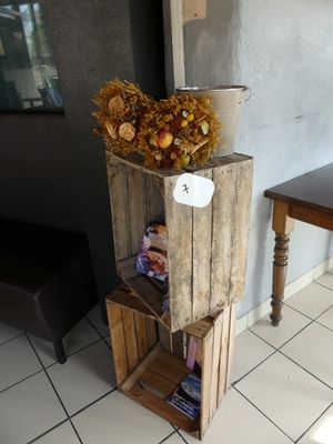 une caisse en bois sur laquelle est posé un bouquet de fleurs