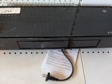 une photo d'une imprimante noire posée sur un comptoir