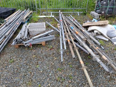 Partie d'échafaudage galva LAYHER, comprenant env. 13 platea…