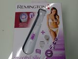 emballage d'un rasoir électrique « Smooth & Silky » de Remington posé sur une table