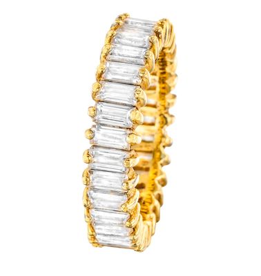 un gros plan d'une bague en or sertie de diamants taille baguette