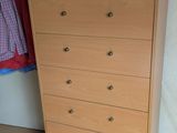 une télévision posée sur une commode dans une chambre