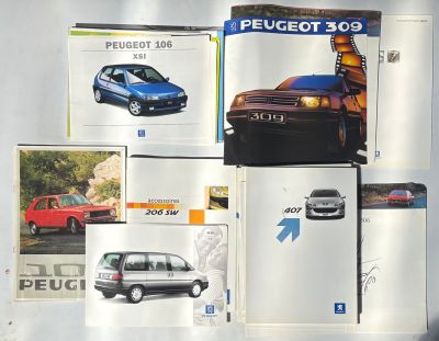 une photo d'une brochure automobile contenant des photos de ce modèle