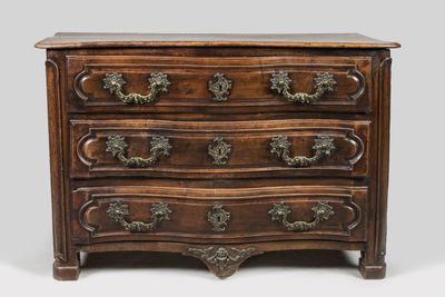 une commode ancienne avec des poignées et des boutons en laiton
