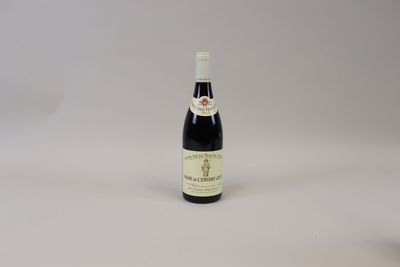 une bouteille de vin posée sur une table