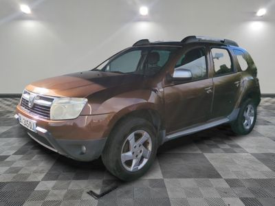une photo d'un SUV marron garé dans une pièce