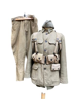 une photo d'un uniforme militaire sur un mannequin