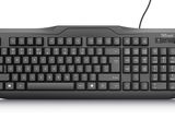 un clavier d'ordinateur sur lequel est posée une souris