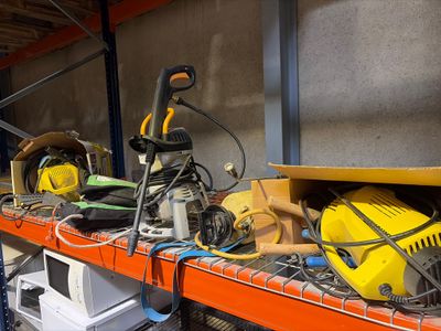 de nombreux outils rangés sur une étagère dans un entrepôt