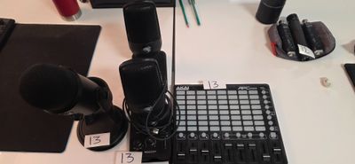 un micro et un clavier posés sur un bureau, à côté d'un ordinateur portable