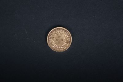 une vieille pièce de monnaie sur fond noir