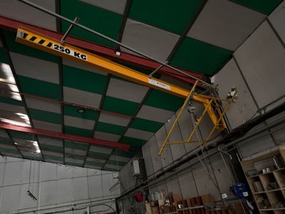 une grue suspendue au plafond d'un bâtiment