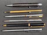 quatre types de stylos différents empilés les uns sur les autres