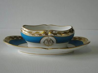 une image représentant une tasse et une soucoupe bleues et blanches posées sur une surface blanche
