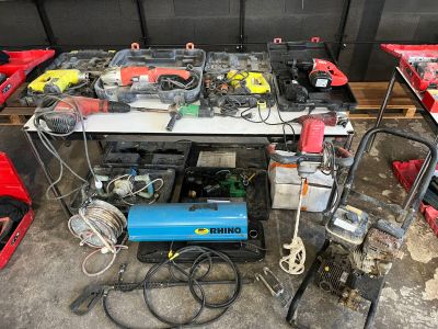 une table sur laquelle sont posés de nombreux outils, dans un garage