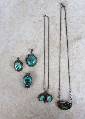 trois bijoux posés sur une surface blanche