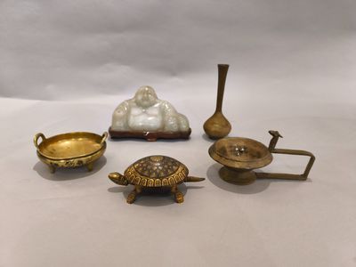 quatre objets anciens en laiton, dont une tortue, un bol et une cuillère