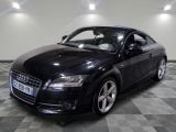 une image d'une voiture audi noire dans une salle d'exposition