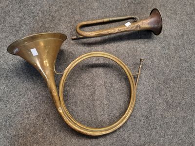 un instrument à vent en laiton posé par terre
